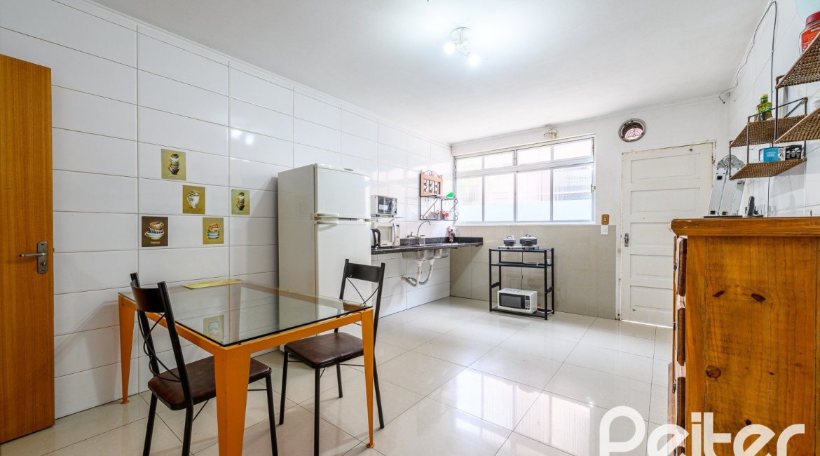 Casa à venda com 350m², 3 dormitórios, 1 suíte, 4 vagas, no bairro Vila Assuncao em Porto Alegre