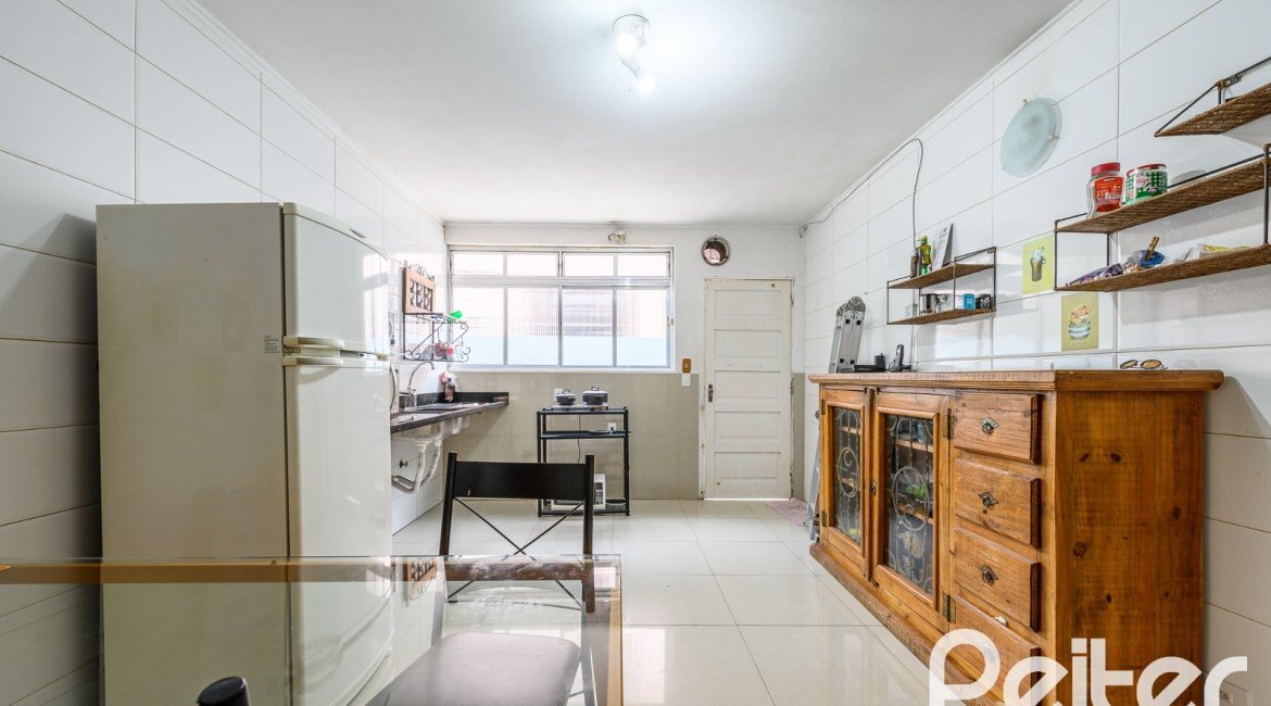 Casa à venda com 350m², 3 dormitórios, 1 suíte, 4 vagas, no bairro Vila Assuncao em Porto Alegre