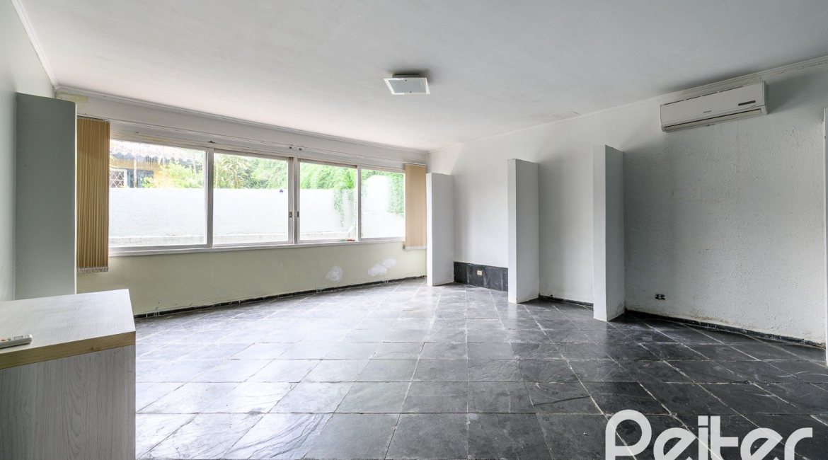 Casa à venda com 350m², 3 dormitórios, 1 suíte, 4 vagas, no bairro Vila Assuncao em Porto Alegre