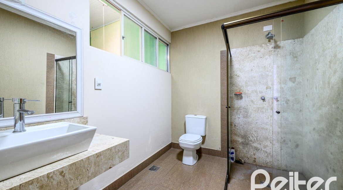 Casa à venda com 350m², 3 dormitórios, 1 suíte, 4 vagas, no bairro Vila Assuncao em Porto Alegre