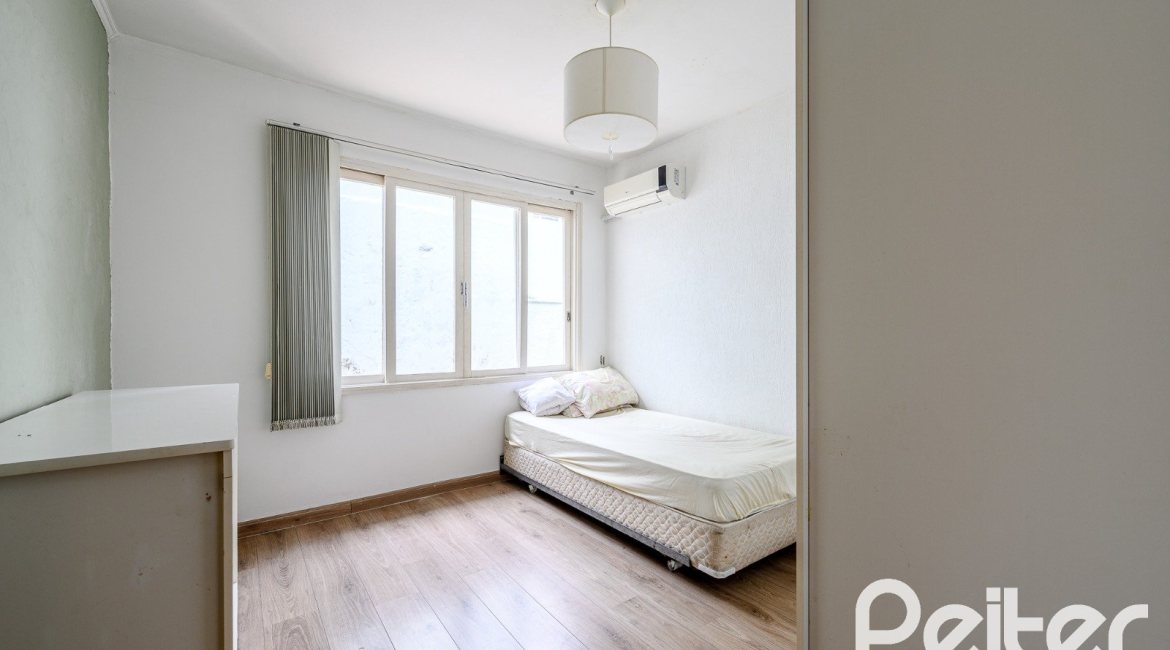 Casa à venda com 350m², 3 dormitórios, 1 suíte, 4 vagas, no bairro Vila Assuncao em Porto Alegre