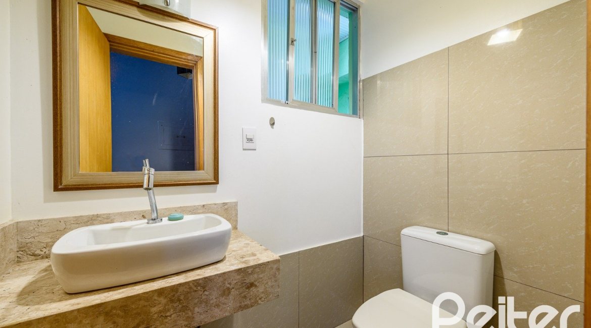 Casa à venda com 350m², 3 dormitórios, 1 suíte, 4 vagas, no bairro Vila Assuncao em Porto Alegre