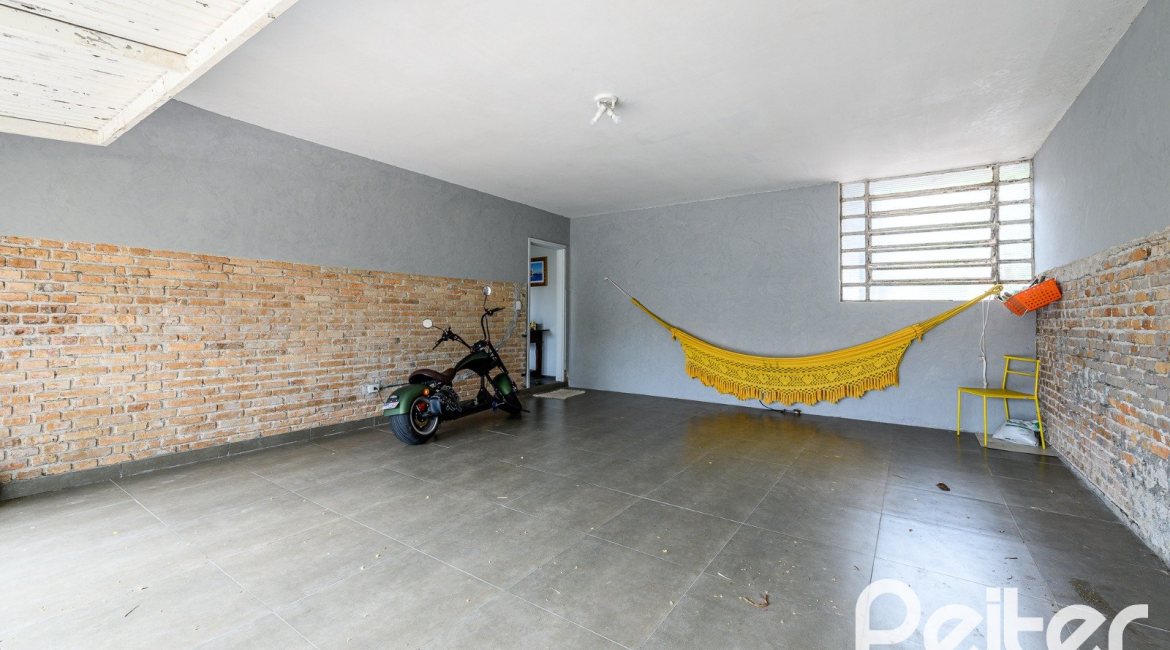 Casa à venda com 350m², 3 dormitórios, 1 suíte, 4 vagas, no bairro Vila Assuncao em Porto Alegre