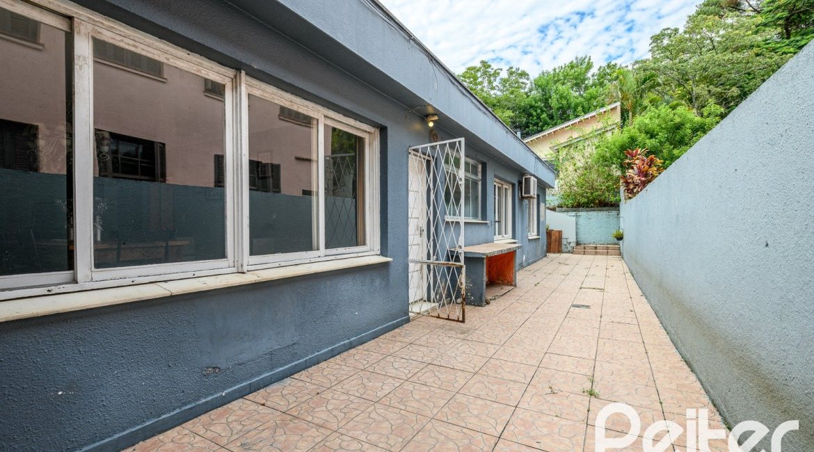 Casa à venda com 350m², 3 dormitórios, 1 suíte, 4 vagas, no bairro Vila Assuncao em Porto Alegre