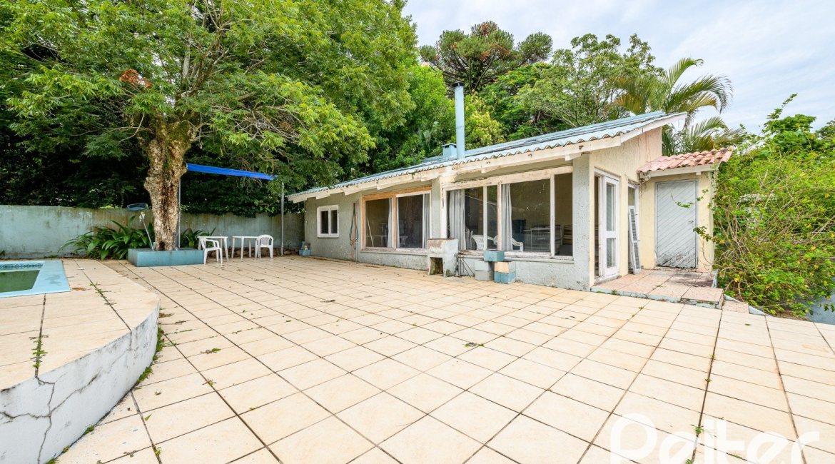 Casa à venda com 350m², 3 dormitórios, 1 suíte, 4 vagas, no bairro Vila Assuncao em Porto Alegre