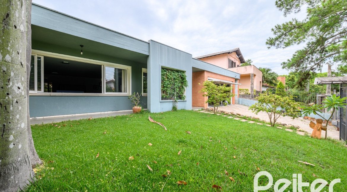 Casa à venda com 350m², 3 dormitórios, 1 suíte, 4 vagas, no bairro Vila Assuncao em Porto Alegre