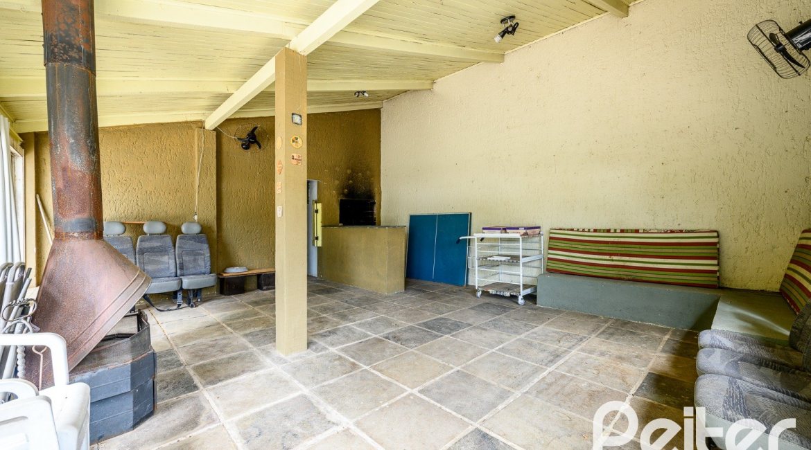 Casa à venda com 350m², 3 dormitórios, 1 suíte, 4 vagas, no bairro Vila Assuncao em Porto Alegre