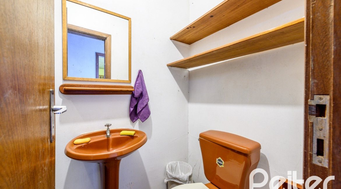 Casa à venda com 350m², 3 dormitórios, 1 suíte, 4 vagas, no bairro Vila Assuncao em Porto Alegre