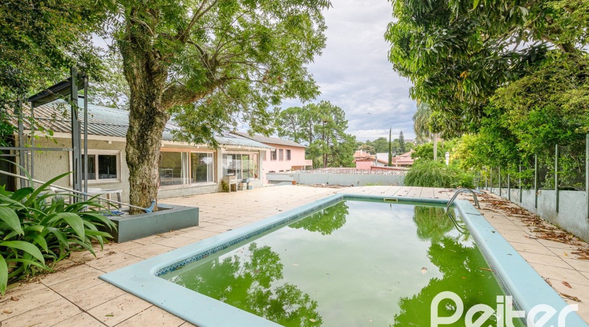 Casa à venda com 350m², 3 dormitórios, 1 suíte, 4 vagas, no bairro Vila Assuncao em Porto Alegre