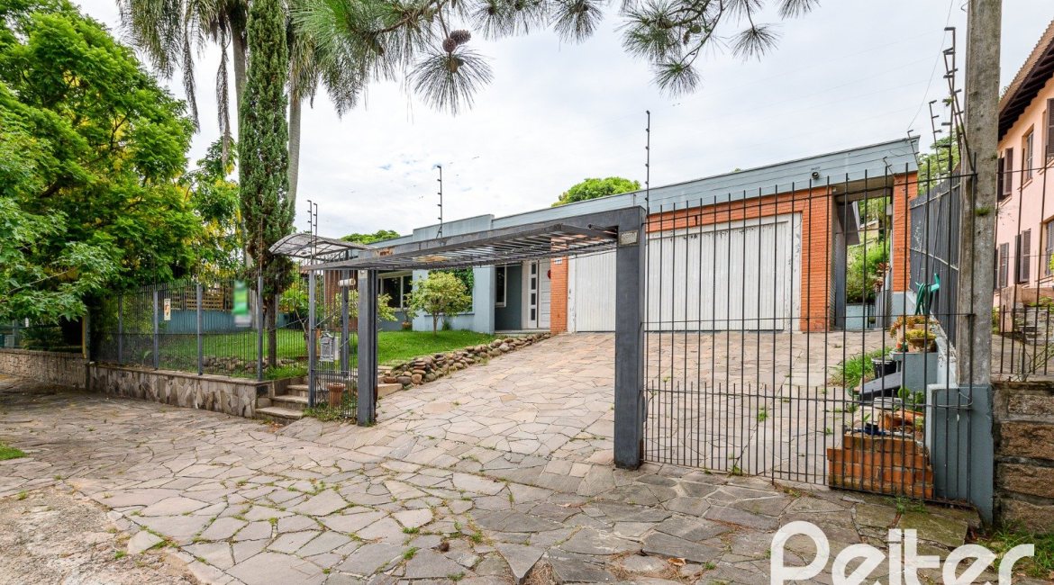 Casa à venda com 350m², 3 dormitórios, 1 suíte, 4 vagas, no bairro Vila Assuncao em Porto Alegre