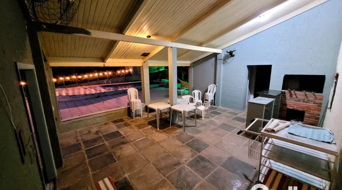 Casa à venda com 350m², 3 dormitórios, 1 suíte, 4 vagas, no bairro Vila Assuncao em Porto Alegre