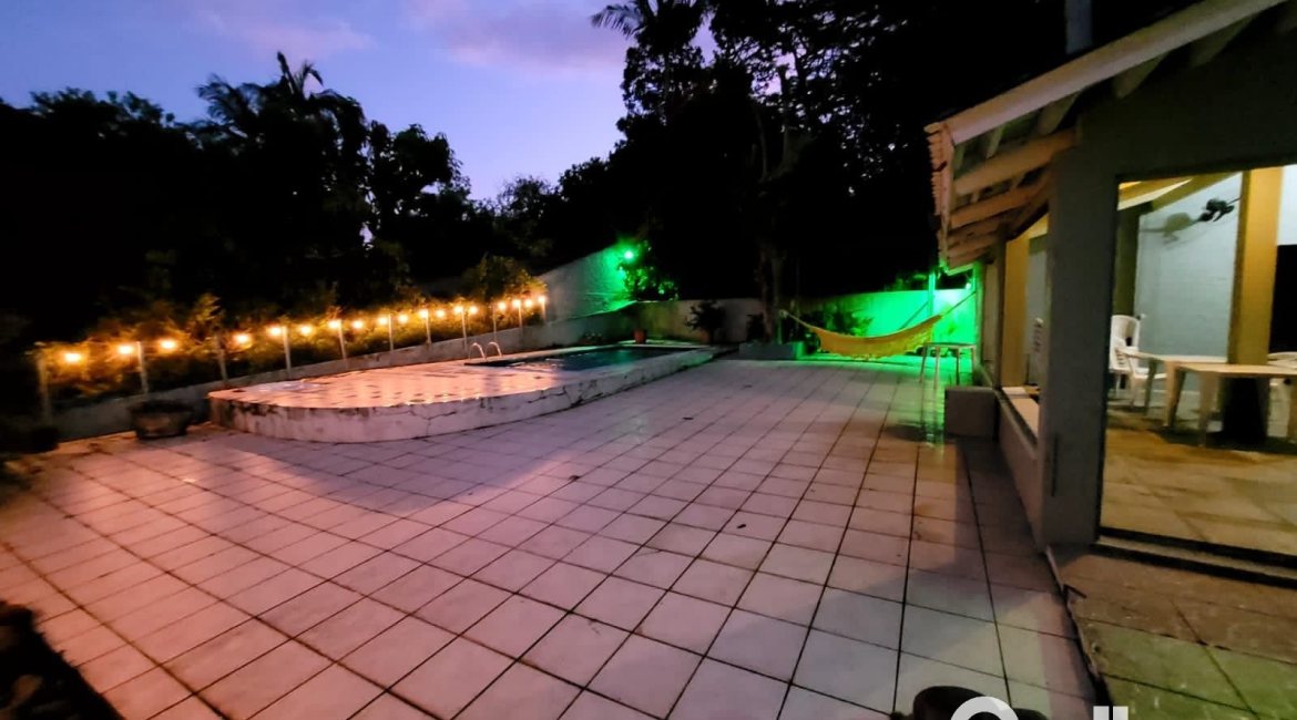 Casa à venda com 350m², 3 dormitórios, 1 suíte, 4 vagas, no bairro Vila Assuncao em Porto Alegre