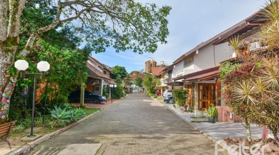 Casa em Condomínio à venda com 245m², 3 dormitórios, 1 suíte, 2 vagas, no bairro Tristeza em PORTO ALEGRE