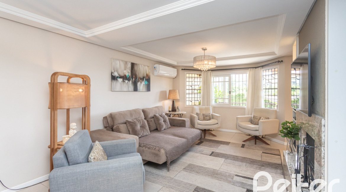 Casa à venda com 272m², 3 dormitórios, 1 suíte, 4 vagas, no bairro Tristeza em Porto Alegre