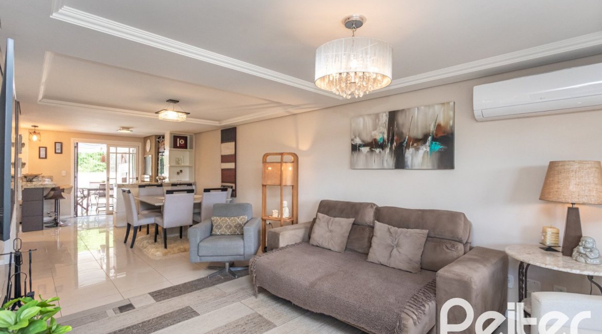 Casa à venda com 272m², 3 dormitórios, 1 suíte, 4 vagas, no bairro Tristeza em Porto Alegre