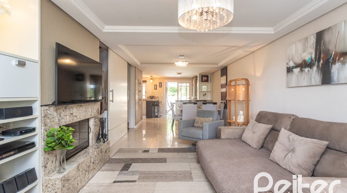 Casa à venda com 272m², 3 dormitórios, 1 suíte, 4 vagas, no bairro Tristeza em Porto Alegre