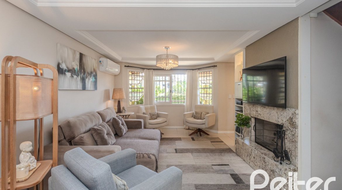 Casa à venda com 272m², 3 dormitórios, 1 suíte, 4 vagas, no bairro Tristeza em Porto Alegre