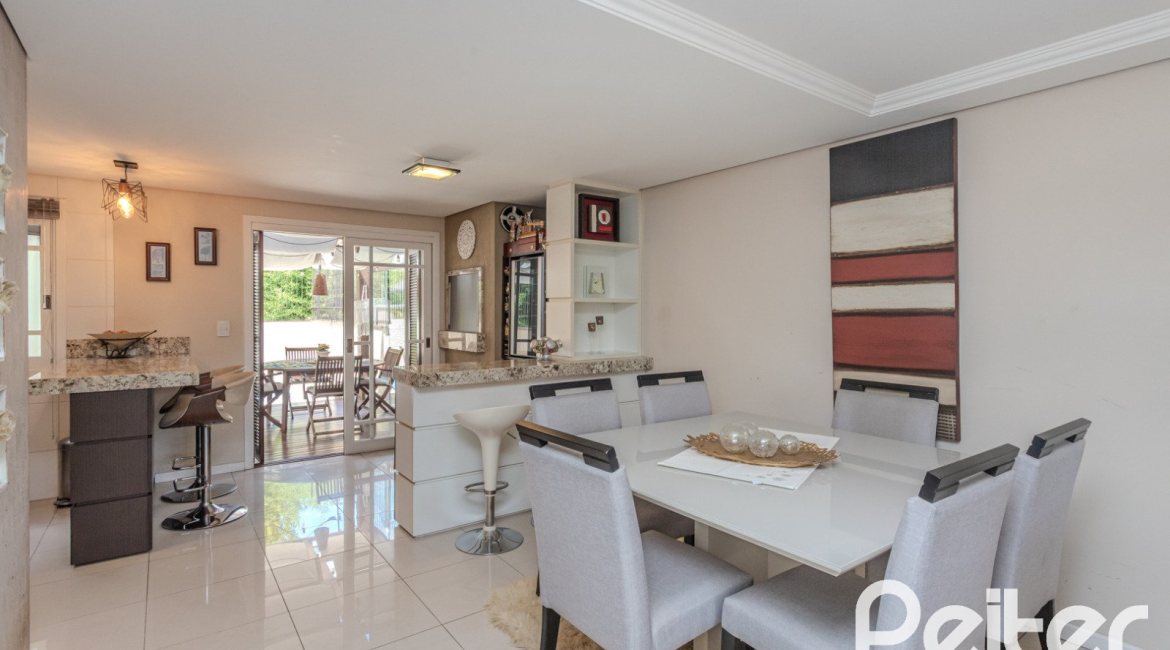 Casa à venda com 272m², 3 dormitórios, 1 suíte, 4 vagas, no bairro Tristeza em Porto Alegre