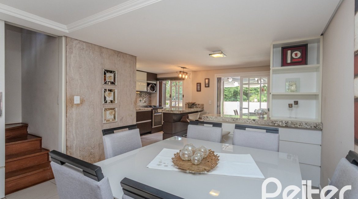 Casa à venda com 272m², 3 dormitórios, 1 suíte, 4 vagas, no bairro Tristeza em Porto Alegre