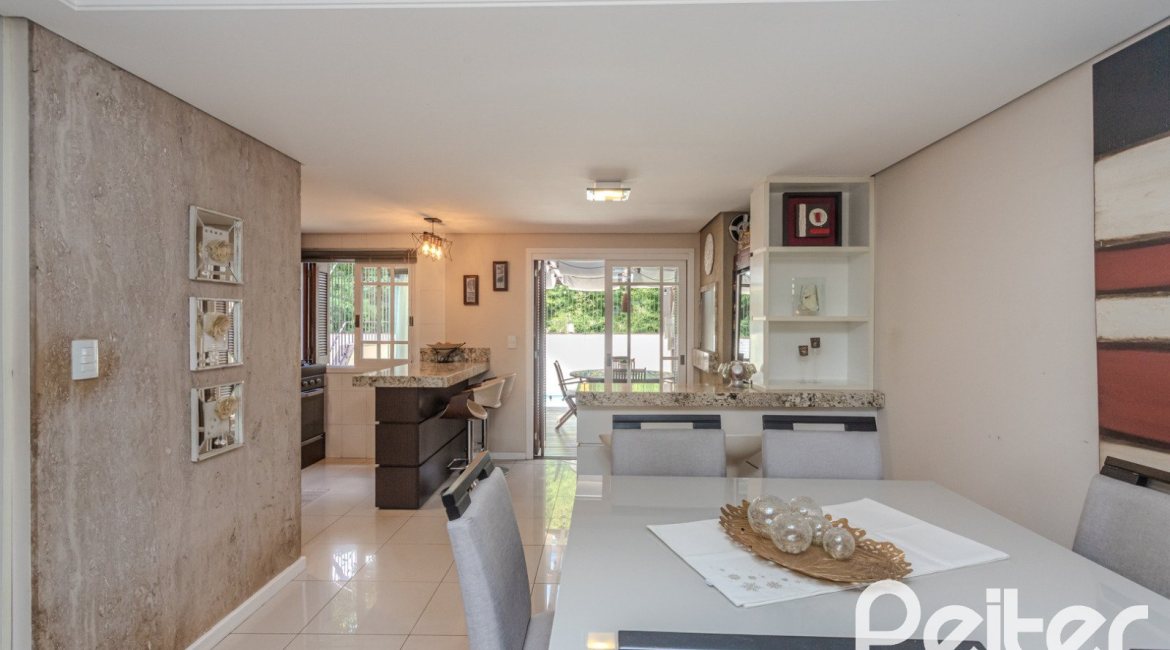 Casa à venda com 272m², 3 dormitórios, 1 suíte, 4 vagas, no bairro Tristeza em Porto Alegre