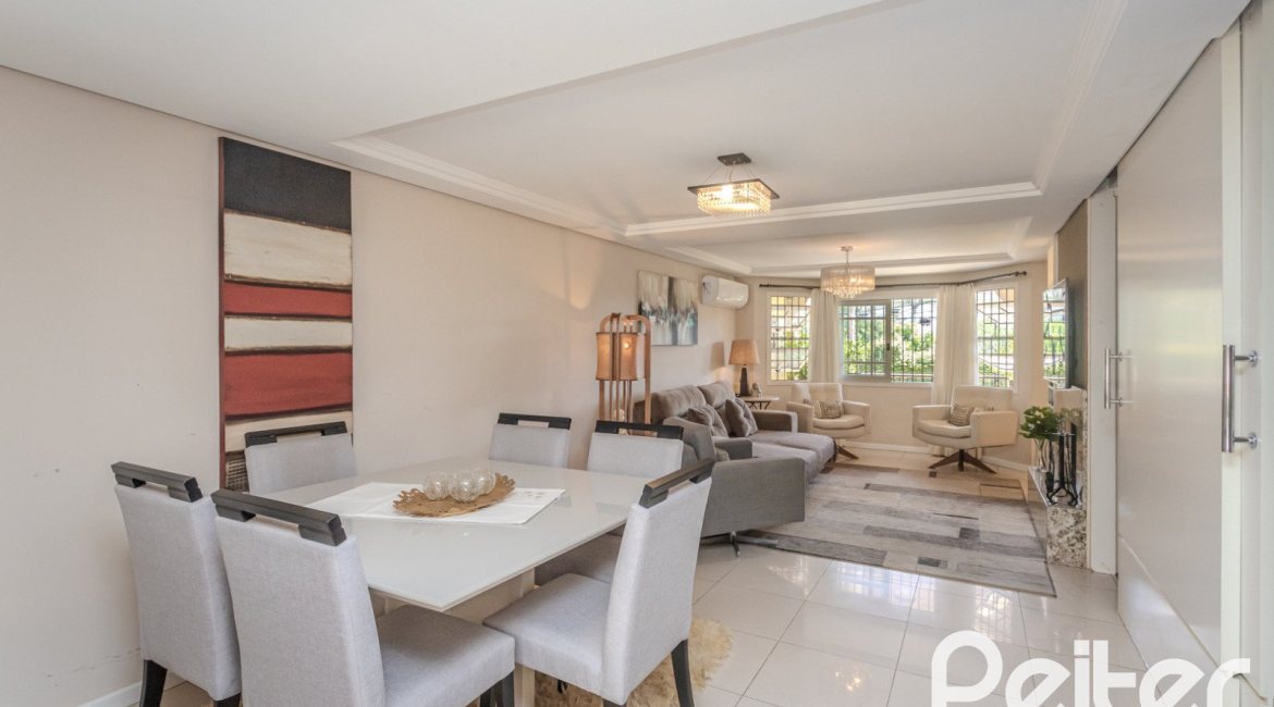 Casa à venda com 272m², 3 dormitórios, 1 suíte, 4 vagas, no bairro Tristeza em Porto Alegre