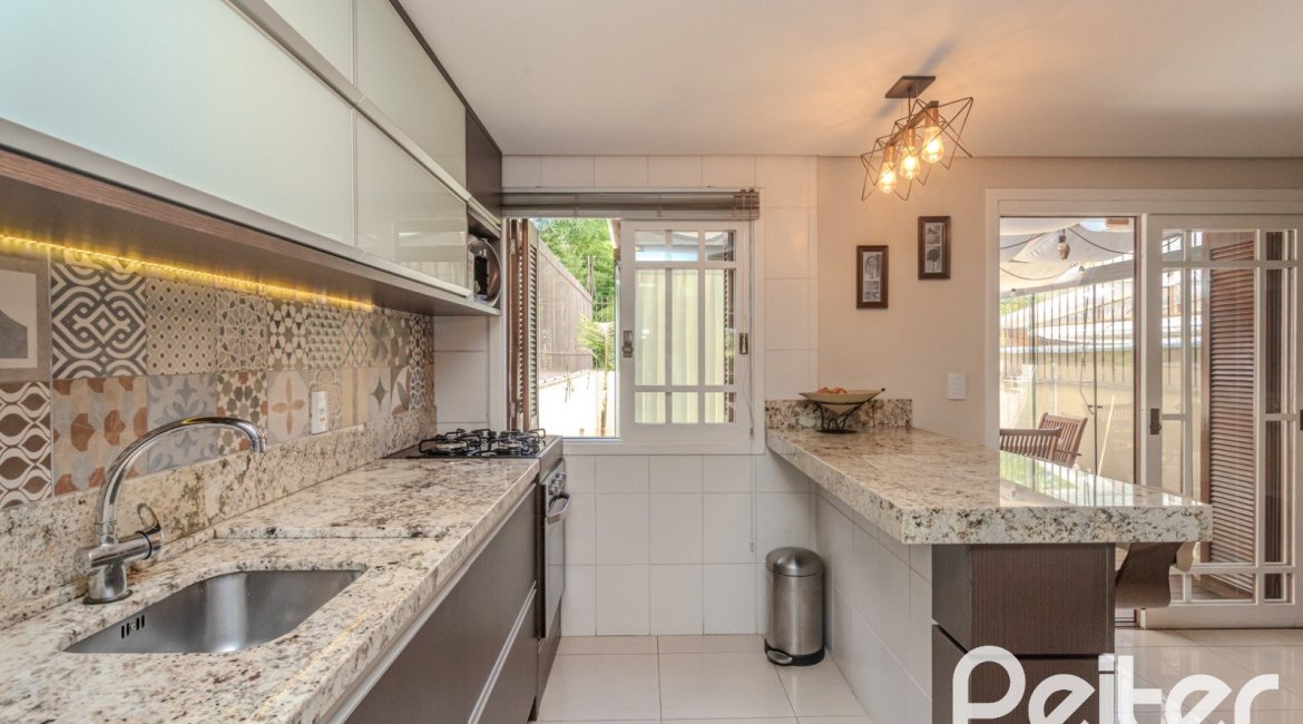 Casa à venda com 272m², 3 dormitórios, 1 suíte, 4 vagas, no bairro Tristeza em Porto Alegre