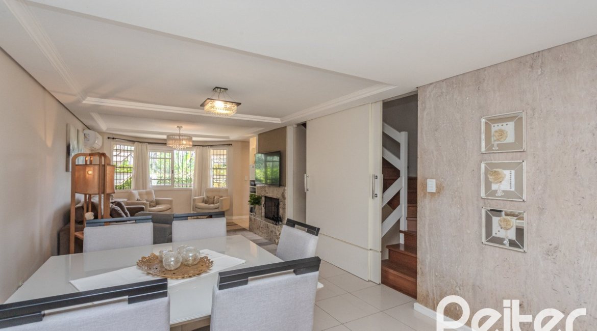 Casa à venda com 272m², 3 dormitórios, 1 suíte, 4 vagas, no bairro Tristeza em Porto Alegre