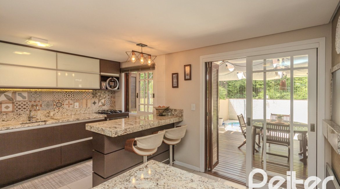 Casa à venda com 272m², 3 dormitórios, 1 suíte, 4 vagas, no bairro Tristeza em Porto Alegre