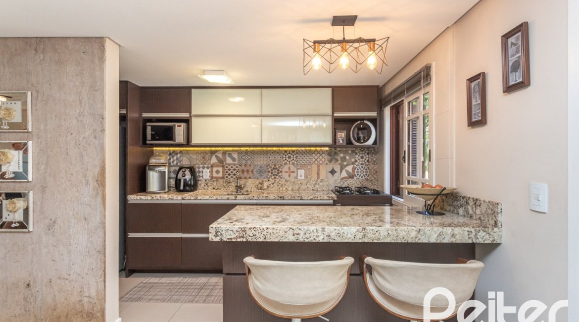 Casa à venda com 272m², 3 dormitórios, 1 suíte, 4 vagas, no bairro Tristeza em Porto Alegre