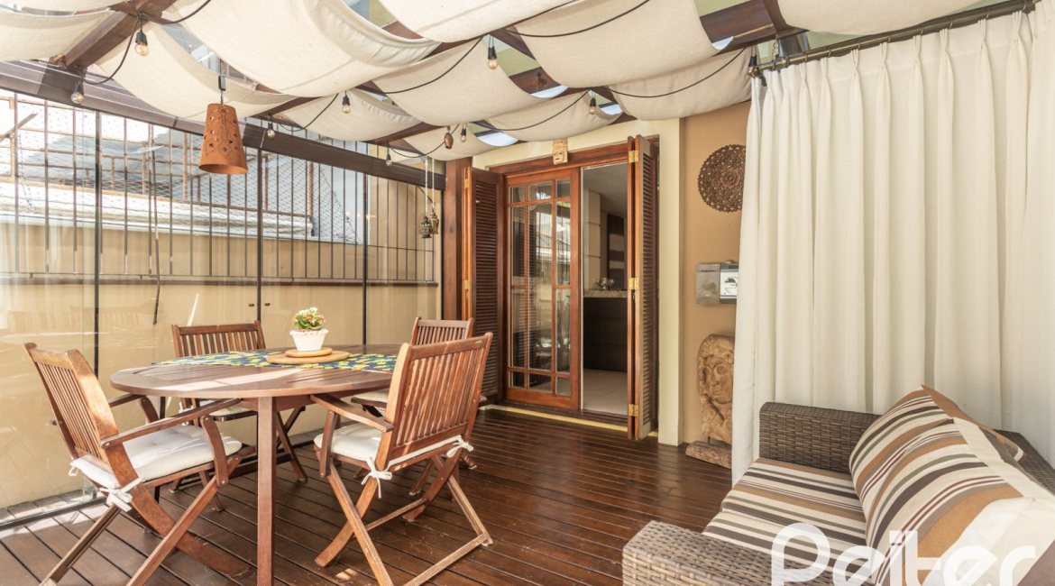 Casa à venda com 272m², 3 dormitórios, 1 suíte, 4 vagas, no bairro Tristeza em Porto Alegre