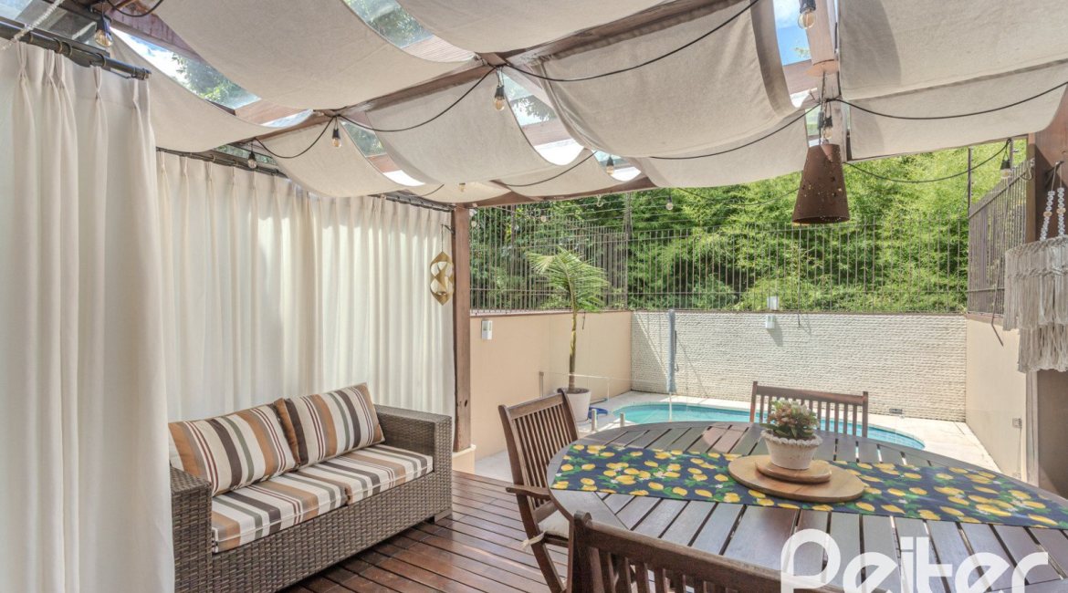 Casa à venda com 272m², 3 dormitórios, 1 suíte, 4 vagas, no bairro Tristeza em Porto Alegre