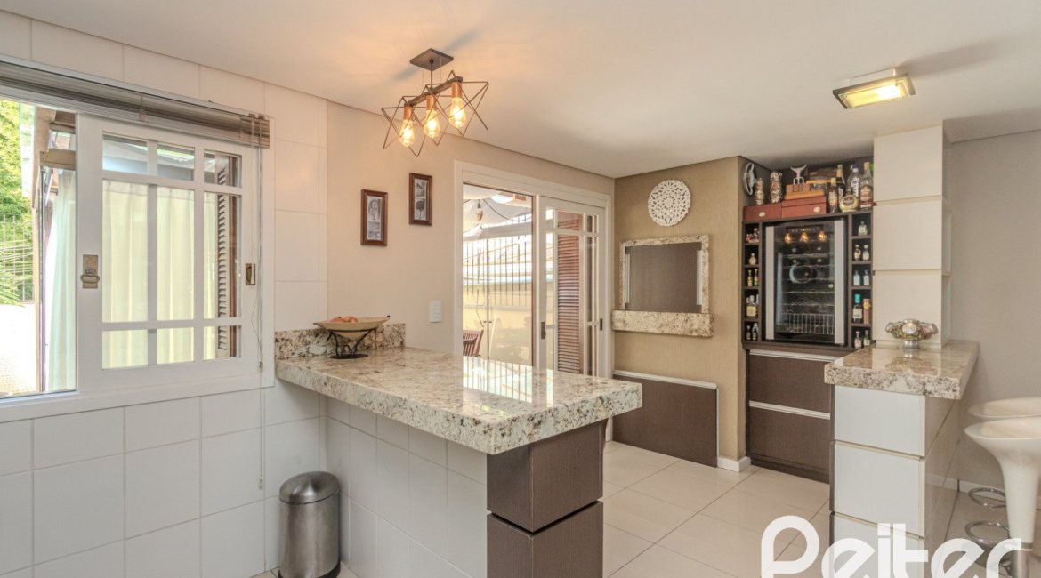 Casa à venda com 272m², 3 dormitórios, 1 suíte, 4 vagas, no bairro Tristeza em Porto Alegre