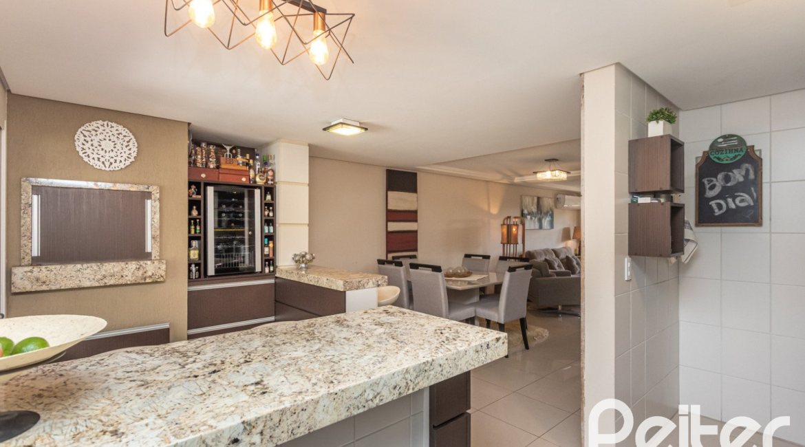 Casa à venda com 272m², 3 dormitórios, 1 suíte, 4 vagas, no bairro Tristeza em Porto Alegre