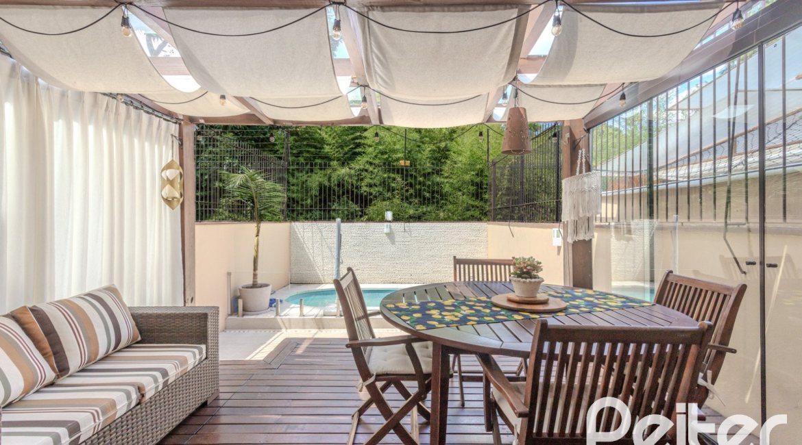 Casa à venda com 272m², 3 dormitórios, 1 suíte, 4 vagas, no bairro Tristeza em Porto Alegre