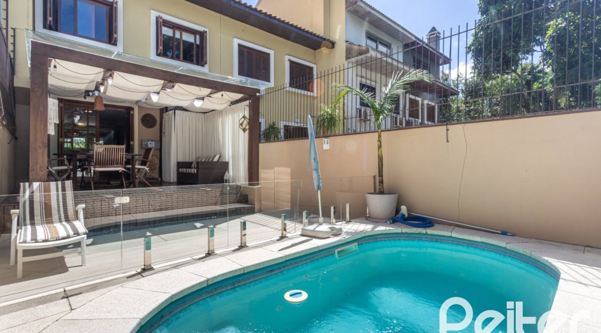 Casa à venda com 272m², 3 dormitórios, 1 suíte, 4 vagas, no bairro Tristeza em Porto Alegre