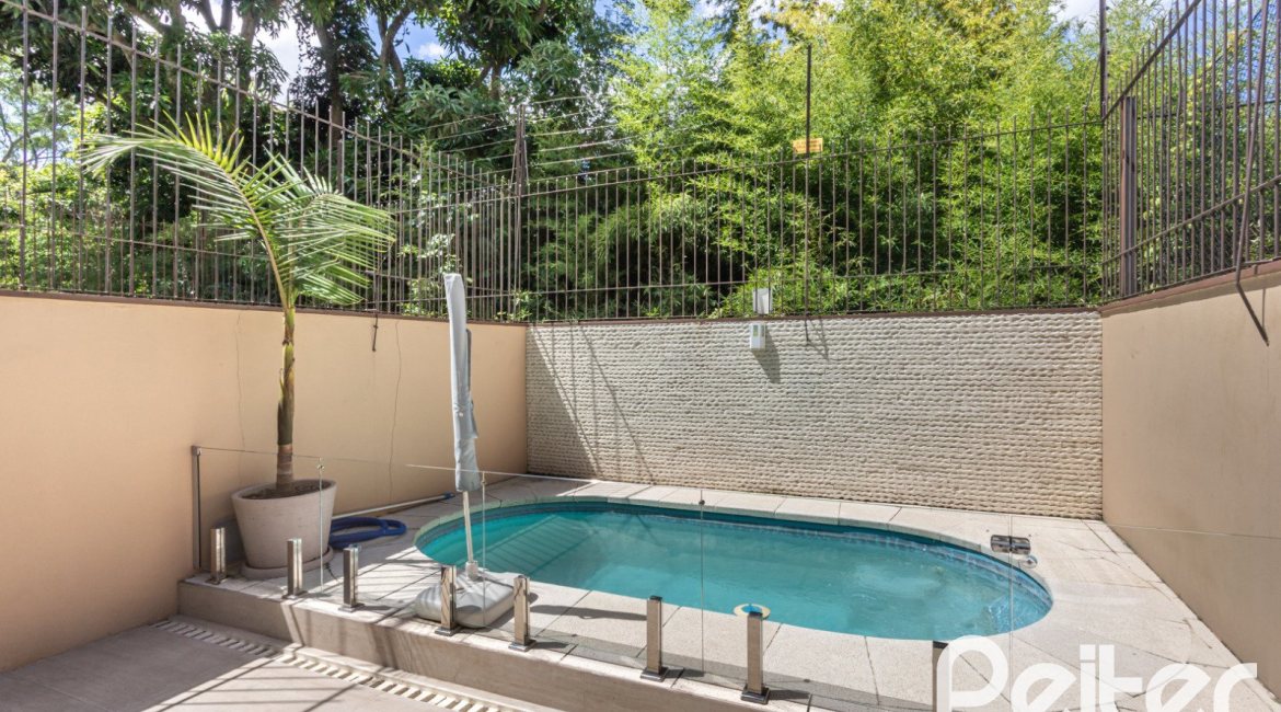 Casa à venda com 272m², 3 dormitórios, 1 suíte, 4 vagas, no bairro Tristeza em Porto Alegre