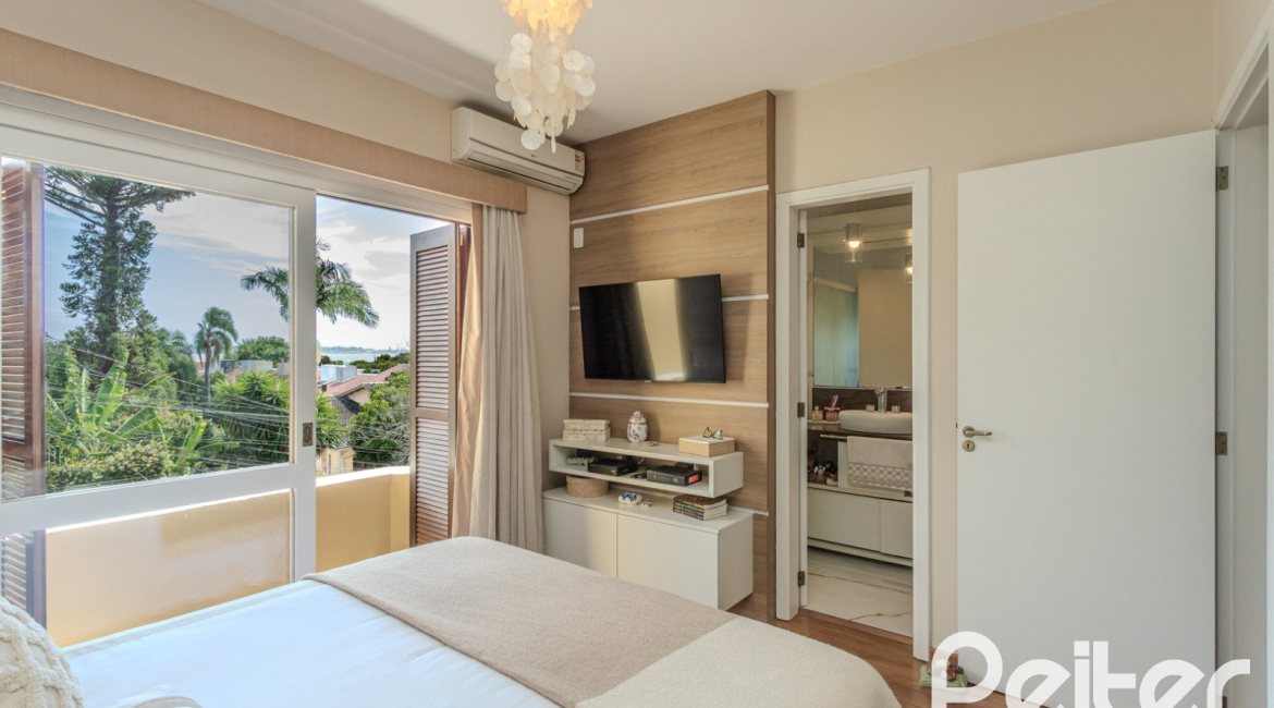 Casa à venda com 272m², 3 dormitórios, 1 suíte, 4 vagas, no bairro Tristeza em Porto Alegre