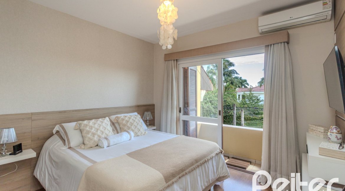 Casa à venda com 272m², 3 dormitórios, 1 suíte, 4 vagas, no bairro Tristeza em Porto Alegre