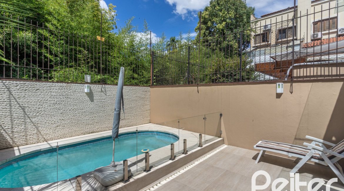 Casa à venda com 272m², 3 dormitórios, 1 suíte, 4 vagas, no bairro Tristeza em Porto Alegre