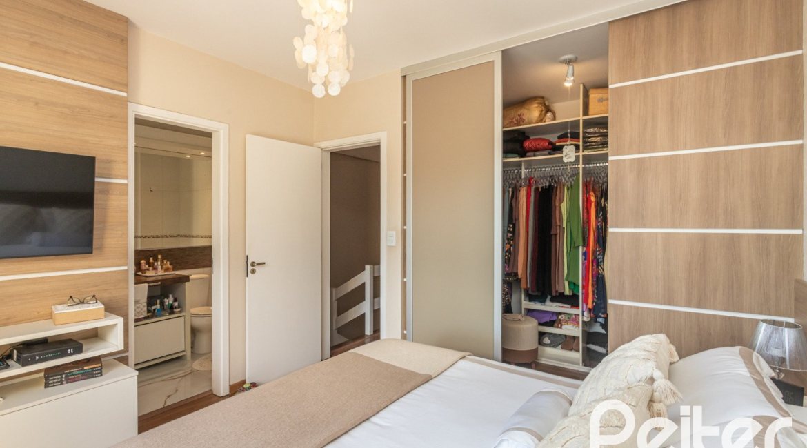 Casa à venda com 272m², 3 dormitórios, 1 suíte, 4 vagas, no bairro Tristeza em Porto Alegre