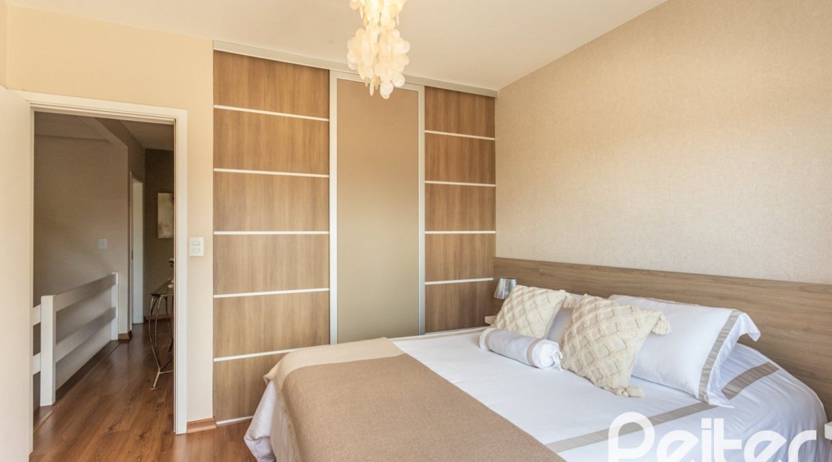 Casa à venda com 272m², 3 dormitórios, 1 suíte, 4 vagas, no bairro Tristeza em Porto Alegre