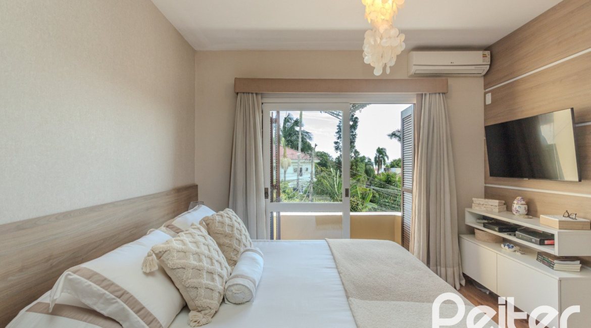 Casa à venda com 272m², 3 dormitórios, 1 suíte, 4 vagas, no bairro Tristeza em Porto Alegre