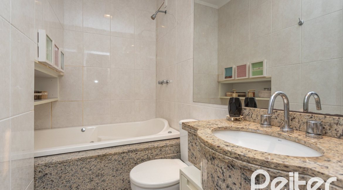 Casa à venda com 272m², 3 dormitórios, 1 suíte, 4 vagas, no bairro Tristeza em Porto Alegre