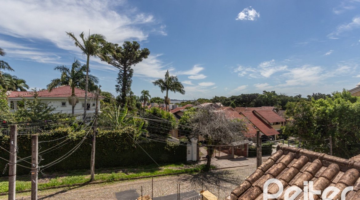 Casa à venda com 272m², 3 dormitórios, 1 suíte, 4 vagas, no bairro Tristeza em Porto Alegre