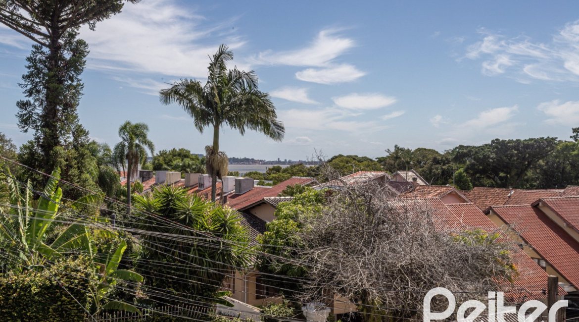 Casa à venda com 272m², 3 dormitórios, 1 suíte, 4 vagas, no bairro Tristeza em Porto Alegre