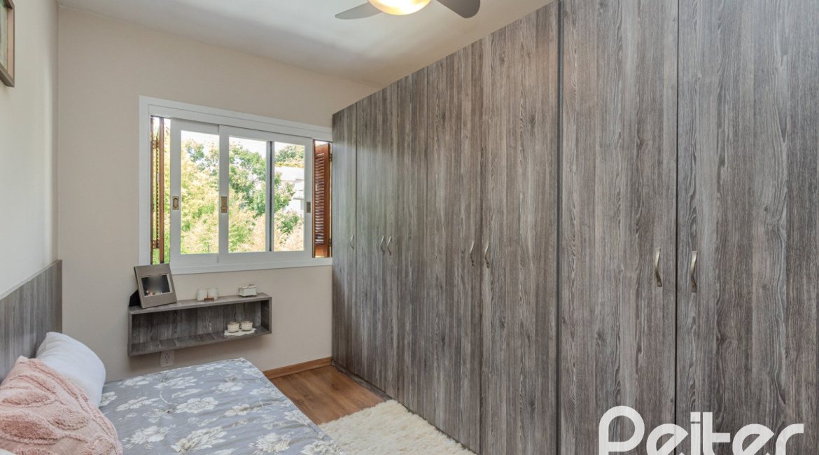 Casa à venda com 272m², 3 dormitórios, 1 suíte, 4 vagas, no bairro Tristeza em Porto Alegre