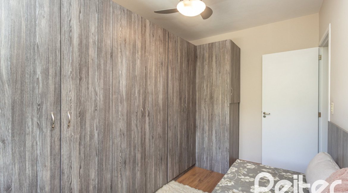 Casa à venda com 272m², 3 dormitórios, 1 suíte, 4 vagas, no bairro Tristeza em Porto Alegre