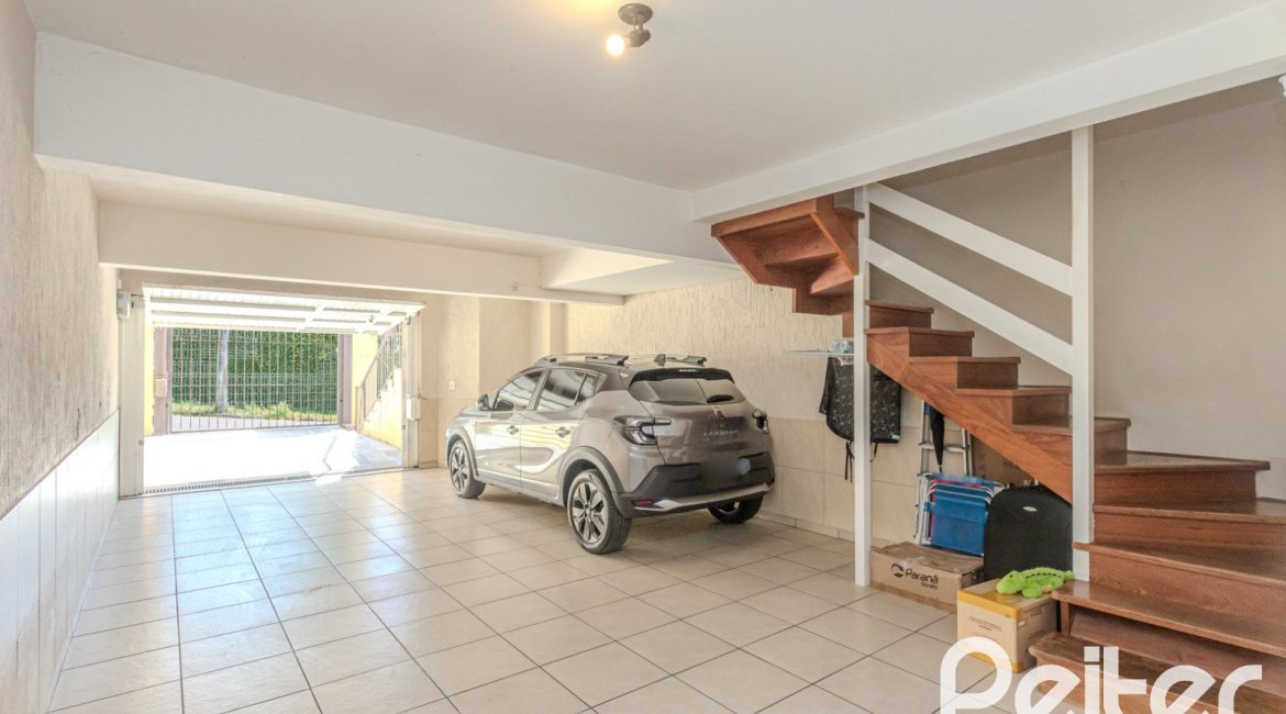 Casa à venda com 272m², 3 dormitórios, 1 suíte, 4 vagas, no bairro Tristeza em Porto Alegre