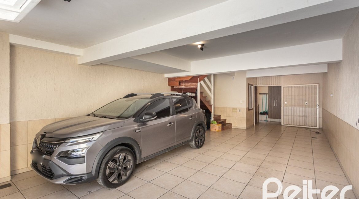 Casa à venda com 272m², 3 dormitórios, 1 suíte, 4 vagas, no bairro Tristeza em Porto Alegre