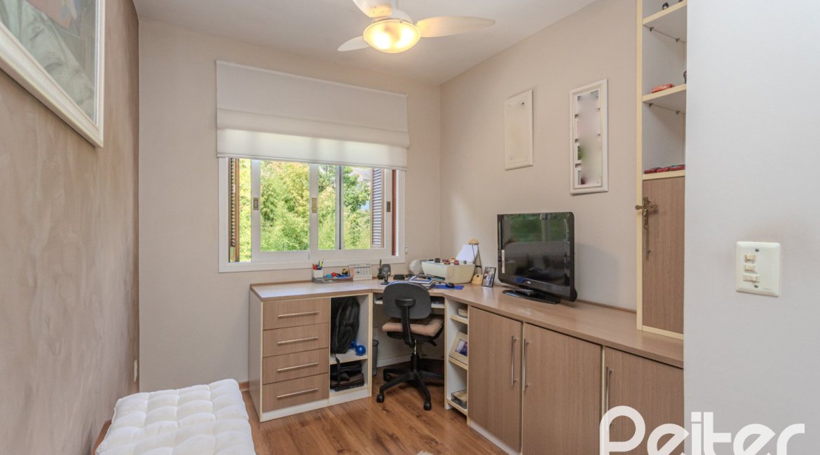 Casa à venda com 272m², 3 dormitórios, 1 suíte, 4 vagas, no bairro Tristeza em Porto Alegre